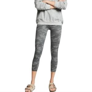 SPANX Cropped Length Grey Camo Leggings Size M Exercise Loungewear